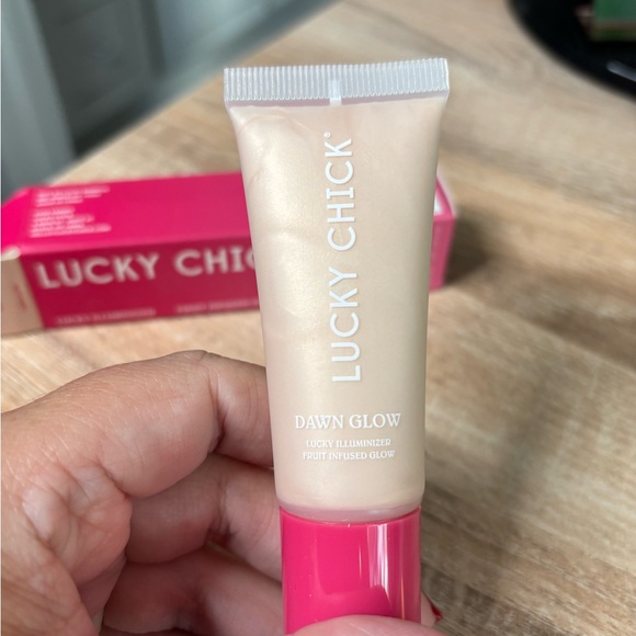 Lucky Chick Fruit Infused Illuminizer in Dawn Glow - Picture 2 of 4